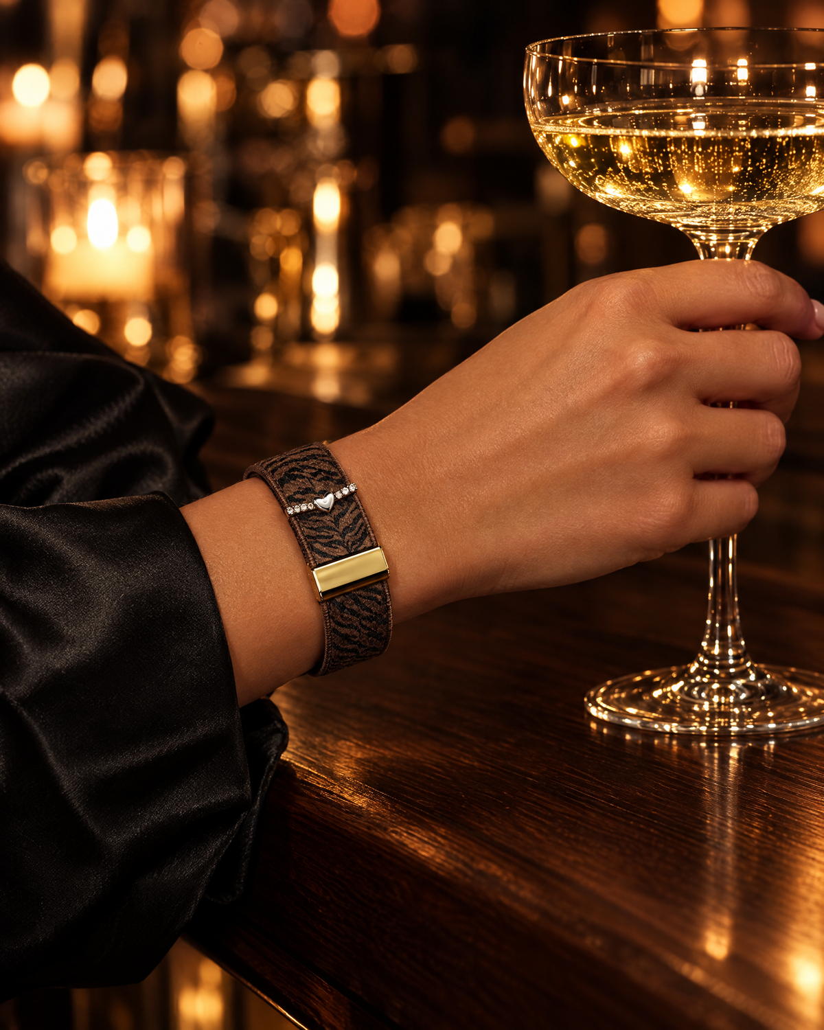Luxe band with gold module and a heart charm, champagne coupe